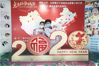 宝妈一家三口合照