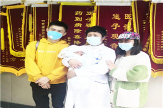 苏女士家和生殖医生医生黄英合影
