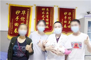 庹有烈医生与宝宝家人合影